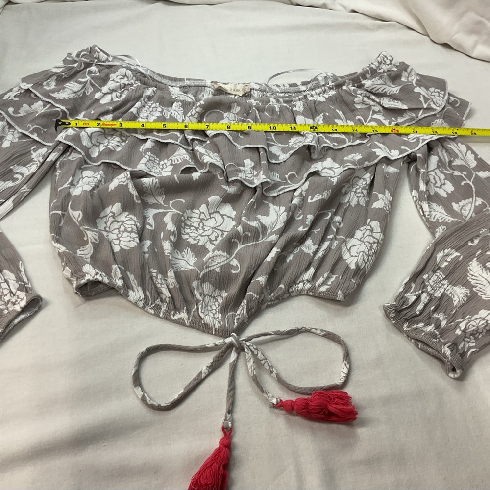 Altar'd State Women's Gray/White Puff Sleeve Crop Top Red Tassel Tie, Size M - Picture 7 of 8